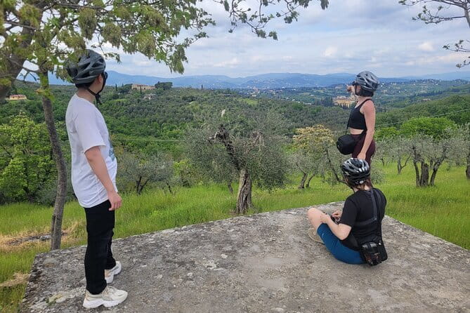 Active Full Day Tuscan Bike Tour With Wine Tasting and Lunch - Small group energy and the guides who keep it safe