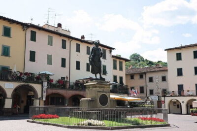 Chianti Hills: App‑Guided e‑Vespa Tour + Lunch in Greve - Greve in Chianti: triangular square life, arcades, and your included lunch