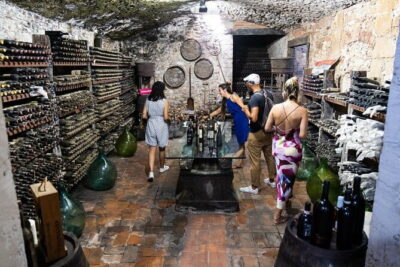 Chianti Wine Tour with 3 Wineries, Food Pairings and Tuscan Lunch - Three Small-Estate Wineries and How the Tastings Are Built