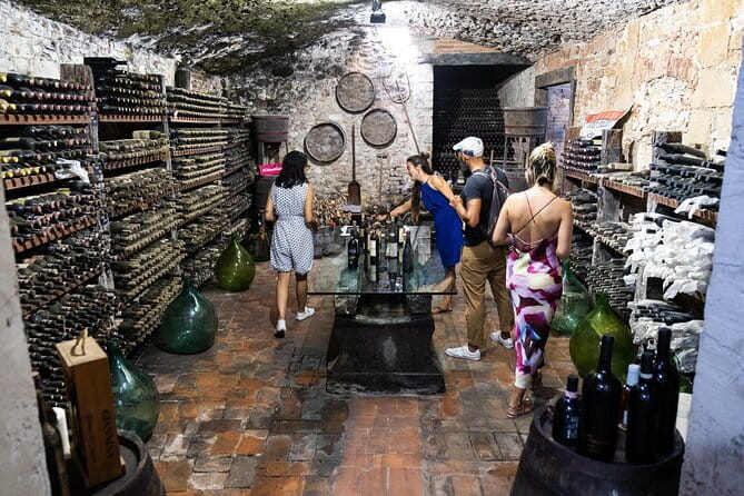 Chianti Wine Tour with 3 Wineries, Food Pairings and Tuscan Lunch - Three Small-Estate Wineries and How the Tastings Are Built