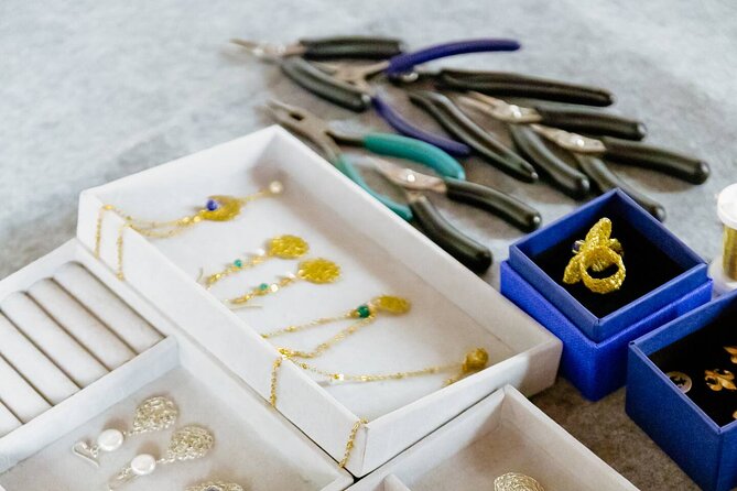 Create your own Jewellery in Florence - What’s included: tools, wire, gemstones, and the comfort basics