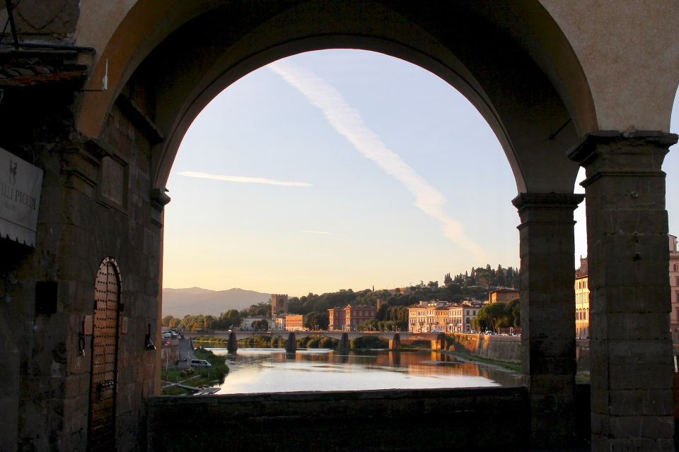 Florence: Audio Guided Walking Tour led by Tour Leader - Palazzo Strozzi and Via dè Tornabuoni: elegance without the ticket line