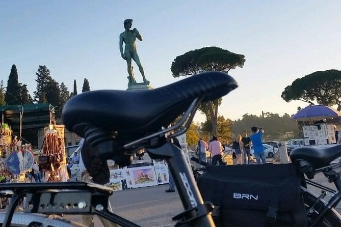 Florence bike tour with Piazzale Michelangelo. - Meeting point and how you start: Via Camillo Cavour on a bike