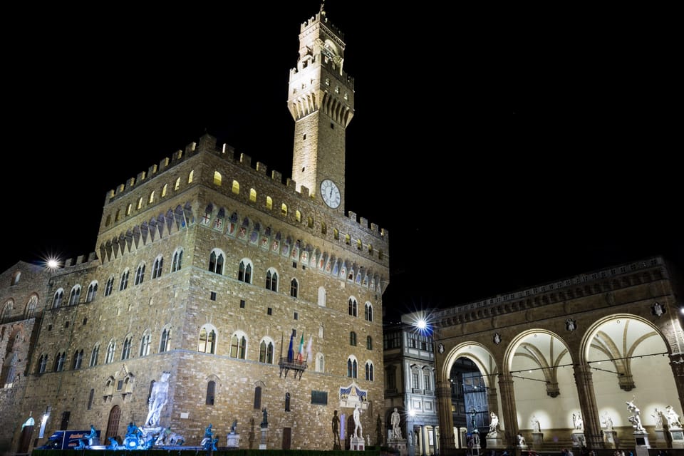 Florence: Dark Secrets & Scandals Evening Walking Tour - Uffizi Galleries viewpoints: art power and family influence