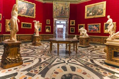 Florence: Fast Track Uffizi Gallery Guided Tour - Meeting point logistics: Leonardo da Vinci statue and the white flag