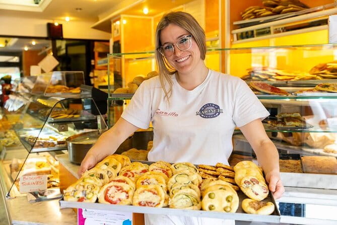 Florence Food Tour of 10+ Authentic Tastings with Cheeses & Wines - Starting at the Duomo: why the meeting point matters