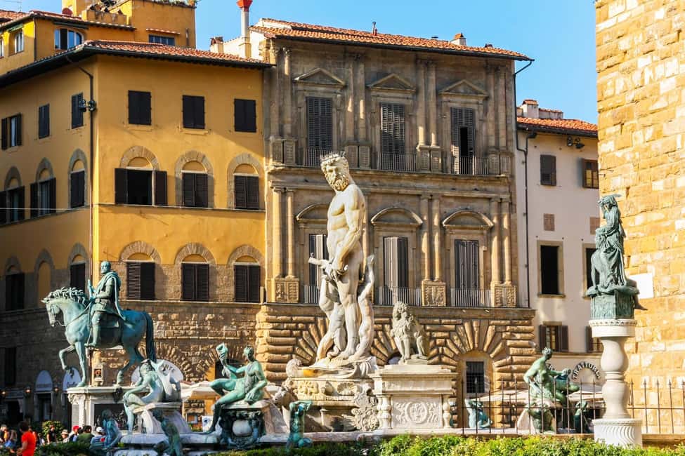 Florence: (French) Walking Tour with a licensed guide - Getting oriented fast: Piazza della Repubblica to the Duomo complex