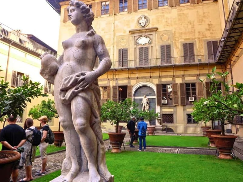 Florence: Medici Family Guided Walking Tour - Ponte Vecchio Crossing: Moving from Center Stage Toward Oltrarno