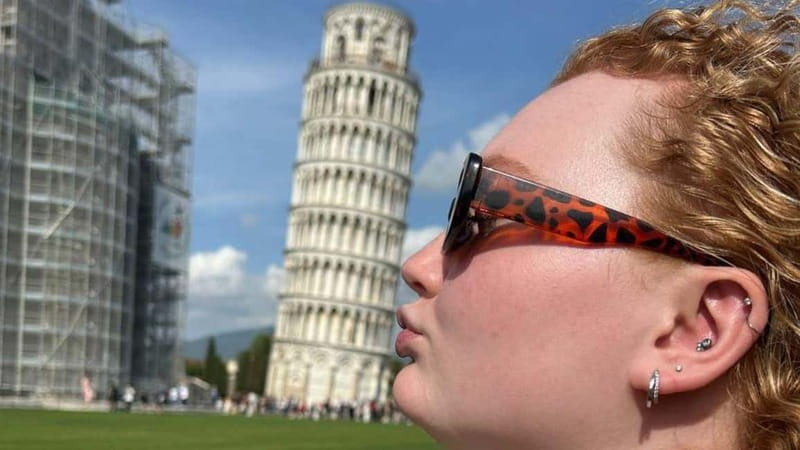 Florence: Pisa and Tuscany Small Group Tour - Finding your guide at Piazza della Calza (the purple-shirt moment)