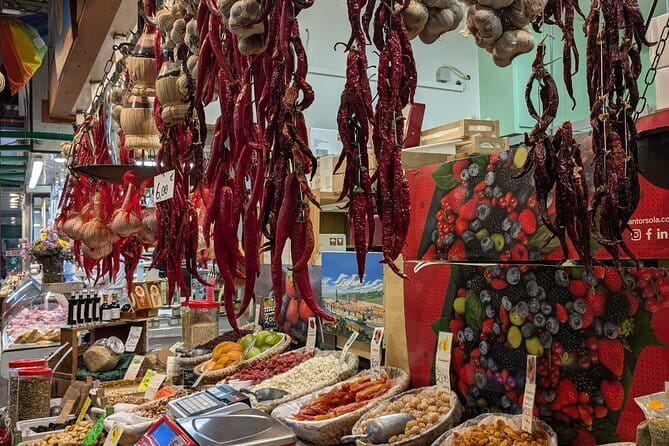 Florence Street Food Walking Tour with wine in Duomo Area - Piazza della Signoria: people-watching with cured meat and wine