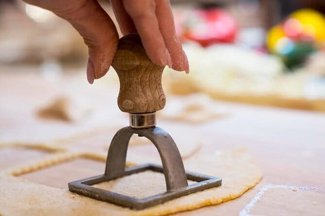 Florence: Tiramisu & Pasta Cooking Class with Unlimited Wine - Key things that make this class worth your evening
