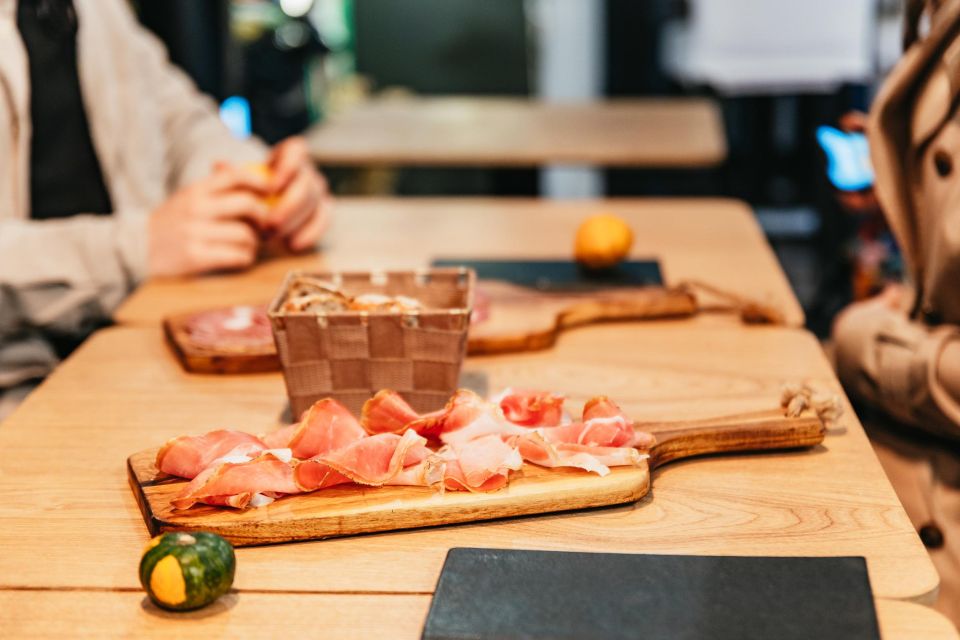 Florence: Tuscan Food and Wine Guided Walking Tour - A local guide who turns lanes and squares into context