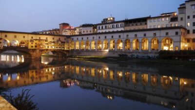 Florence: Uffizi Gallery and Vasari Corridor Private Tour - Getting to Piazzale degli Uffizi and spotting your guide fast