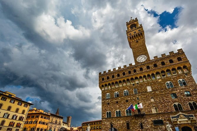 FLORENCE: Uffizi Gallery + Palazzo Vecchio monolingual Guided Tour - Small Group - Your First Minutes: Meeting at Piazzale degli Uffizi