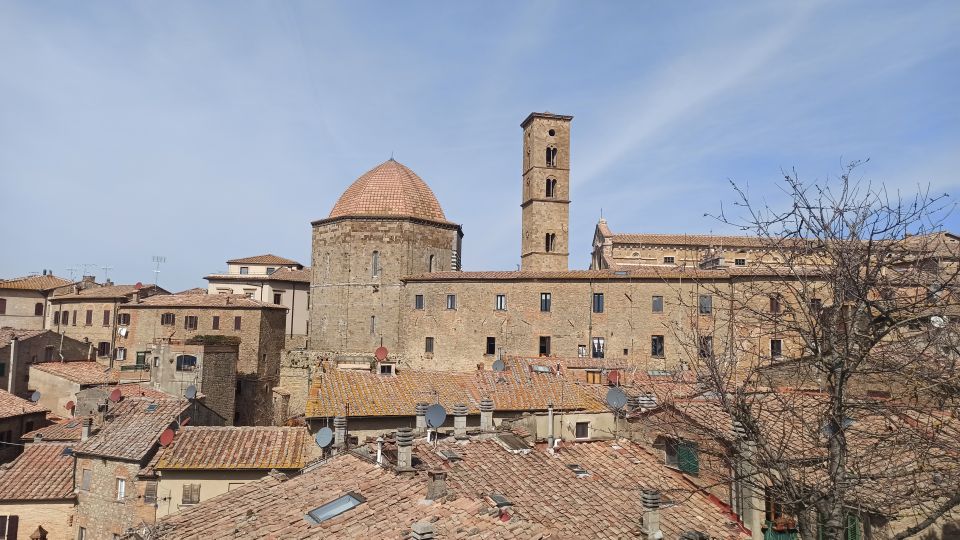 Florence: Volterra & San Gimignano Wine Tour with Lunch - Lunch at a family-run winery farm: Tuscan comfort food plus serious tastings