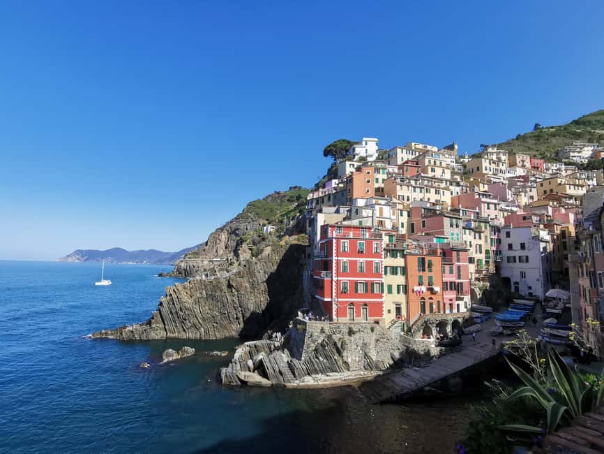 From Florence: Small-group to Cinque Terre and Pisa Day Tour - Manarola: colorful houses, easy photo time, and a coastal first hit