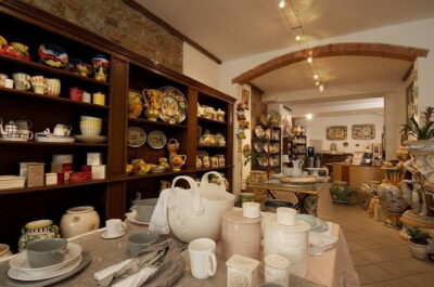 Handmade Tuscan Ceramics Masterclass in Montelupo - The flow of the day: tour first, then your hands on the wheel
