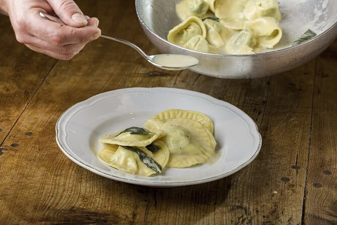 MaMa Florence Guided Market Tour and 4 Course-Pasta Cooking Class - San Lorenzo Market Start: learn the flavors before you cook