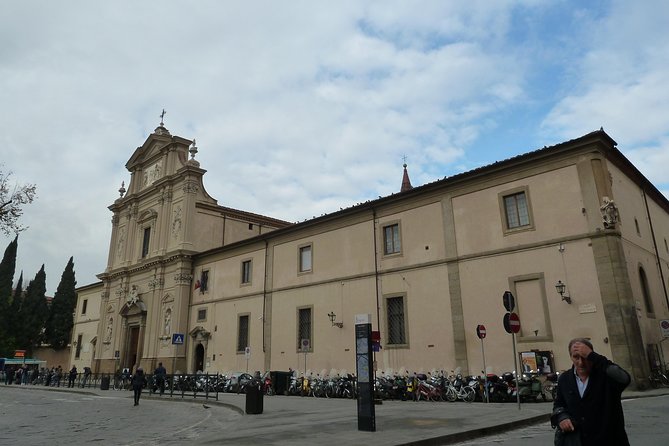Museo di San Marco in Florence: Beato Angelico, Savonarola and the Medicis - The first cloister: calm geometry and storytelling
