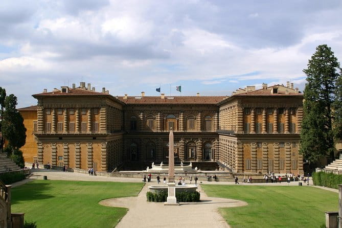 Pitti Palace and Boboli Gardens Private Tour - Starting near Piazza Pitti: where the tour feels easiest