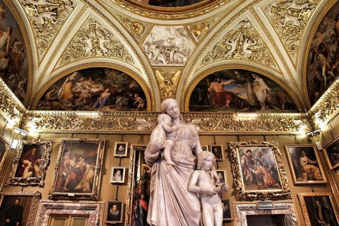 Pitti Palace Small Group Tour - Meeting point and the first walk inside the experience