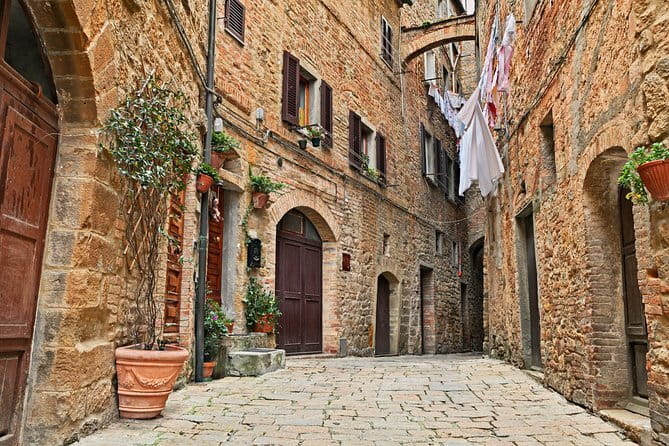 PRIVATE Full-Day Tour of San Gimignano and Volterra - Why a private San Gimignano and Volterra day makes sense from Florence