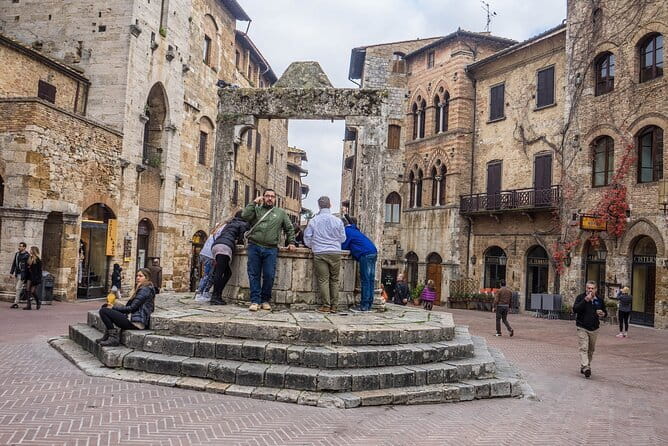 PRIVATE Full-Day Tour of San Gimignano and Volterra - Lunch planning in Volterra without losing momentum