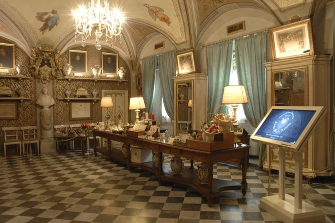 Private Guided Visit of Florence Santa Maria Novella Basilica and its Officina Profumo Farmaceutica - Meeting at Santa Maria Novella: start with the facade view