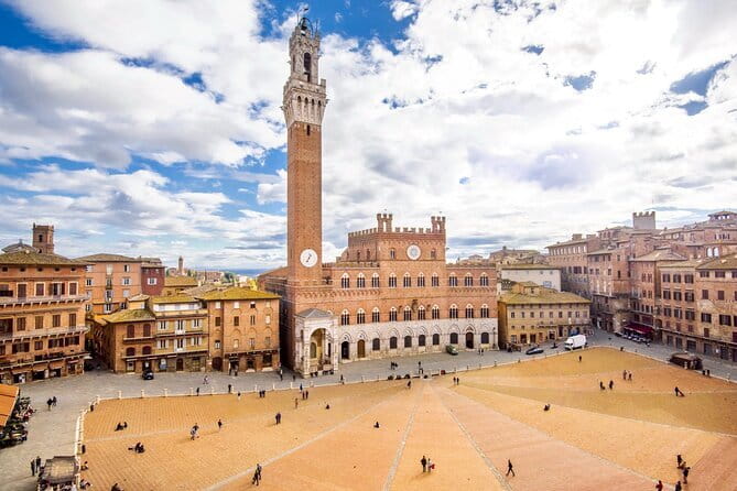 Private tour Siena, San Gimignano and Monteriggioni, lunch in the cellar - San Gimignano historic center: UNESCO medieval atmosphere with enough breathing room