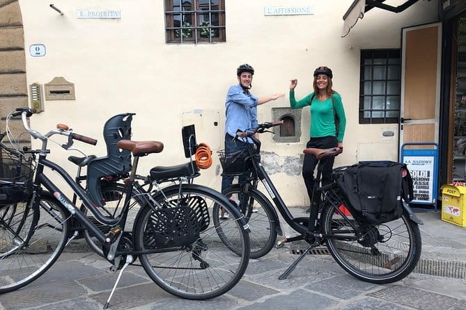 Riding discovering the wine windows - Piazza di Santa Croce: moving from icon to neighborhood texture