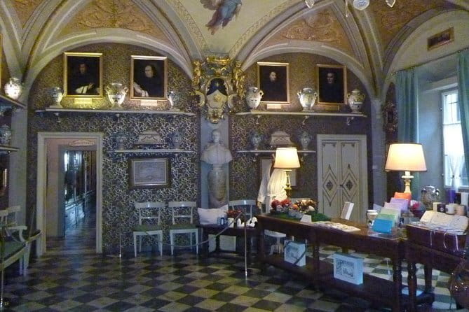 Santa Maria Novella: the Church, the Pharmacy, the Museum - Inside the church’s pharmacy: old medicine in a sacred setting