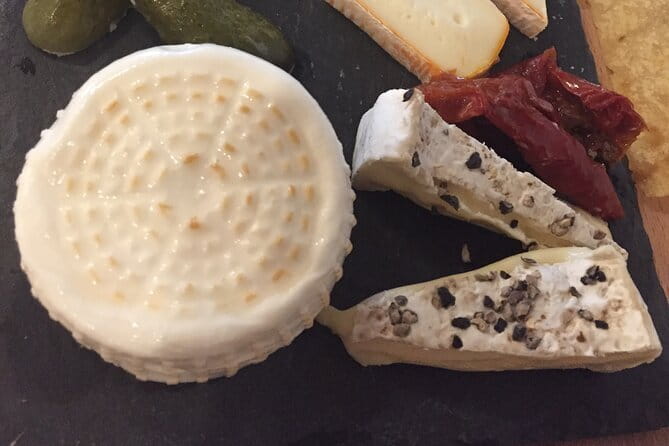 Semi Private tasting and Cheese-making Class in Florence - A 90-minute Florence class that’s about doing, not watching