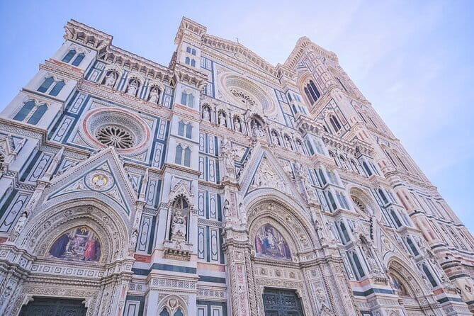 Small Group Florence Cathedral Guided Tour with Priority Access - Finding your group under Piazza del Duomo’s huge shadow