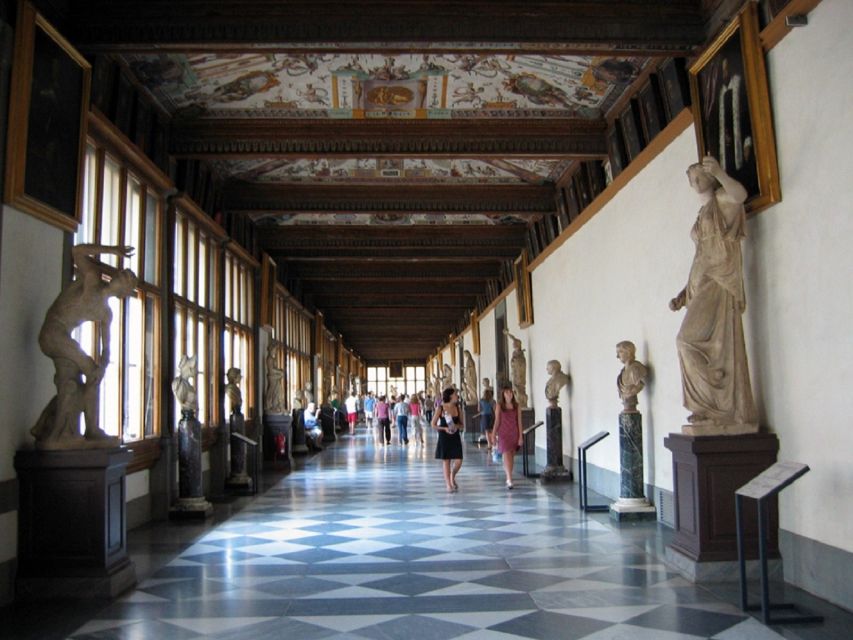 Small-Group: Uffizi & walking tour of Florence skip the line - Inside the Uffizi courtyard and galleries: what the guide focuses on