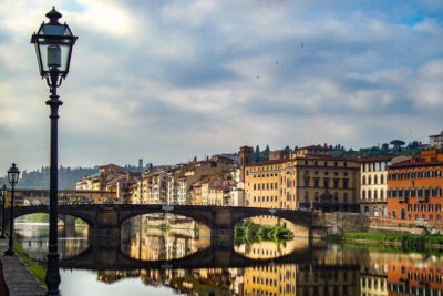 The Best of Florence Walking Tour with Audio Guide and Guide - The headset-and-audio setup: why it keeps moving