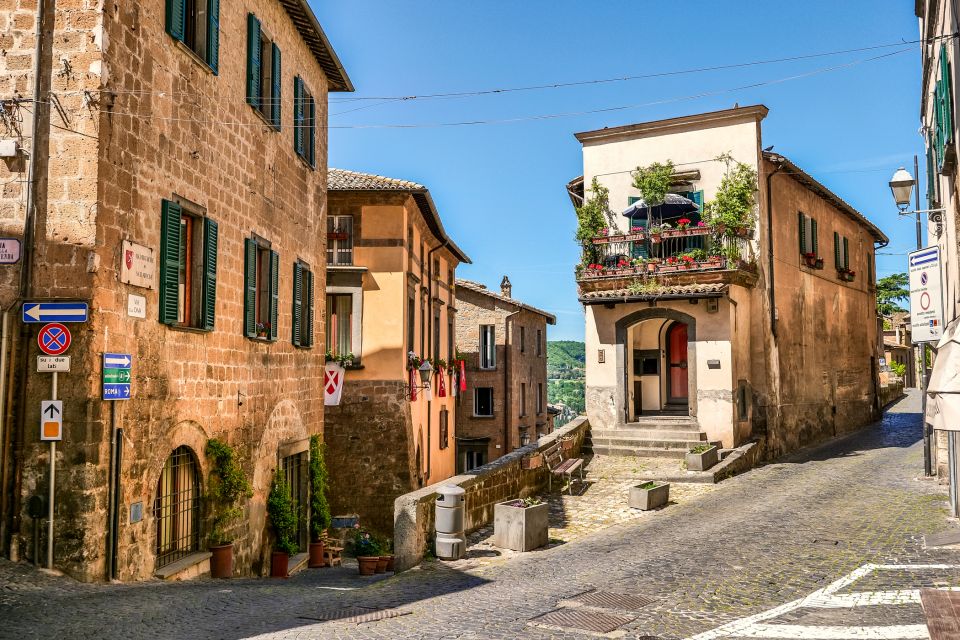 Transfer Between Florence and Rome with Sightseeing Stop - Choosing your sightseeing stop: Orvieto, Assisi, Siena, or Montepulciano