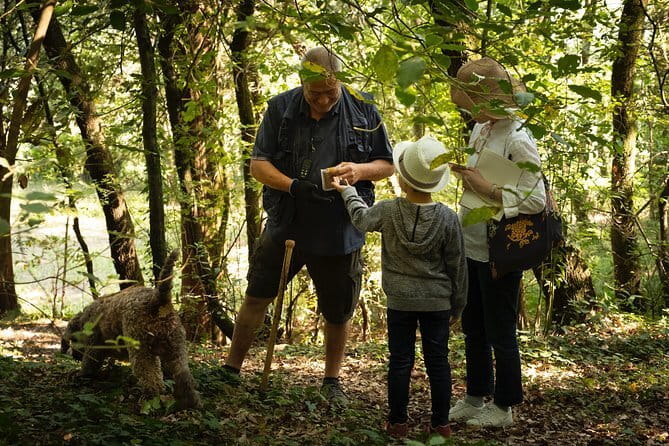 Truffle Picking Experience with 3 Course Meal in Chianti hills - Fattoria Lavacchio BIO Winery: the hunt in the estate forest