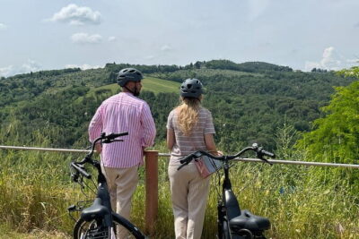 Tuscany E-Bike Tour: from Florence to Chianti with lunch and tastings - First views: crossing the Arno and climbing to Piazzale Michelangelo