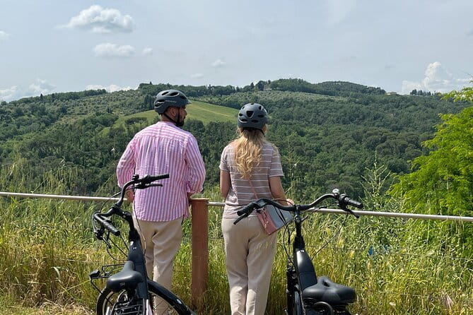 Tuscany E-Bike Tour: from Florence to Chianti with lunch and tastings - First views: crossing the Arno and climbing to Piazzale Michelangelo