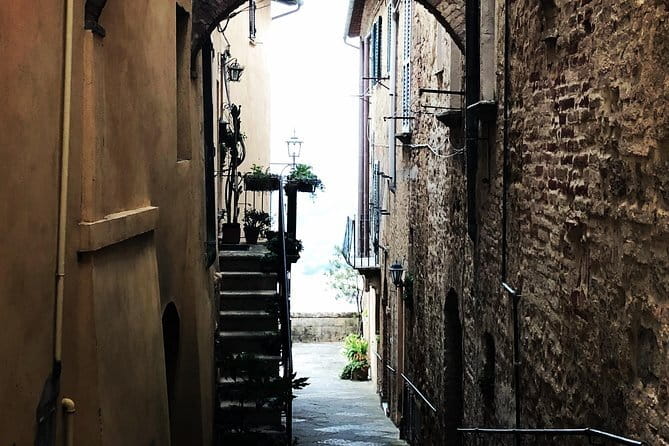Tuscany off the beaten paths - The road trip between vineyards and hill towns