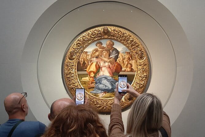 Uffizi Gallery Private Tour - Using radio headsets so you can actually hear the guide