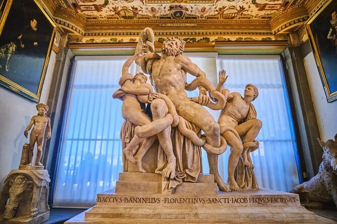 Uffizi Gallery private tour with skip the line ticket - Getting to Piazzale degli Uffizi and spotting your guide