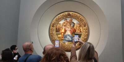 Uffizi Gallery skip-the-line ticket & self-guided visit APP - Meeting point details: door 1 and a human with a plan