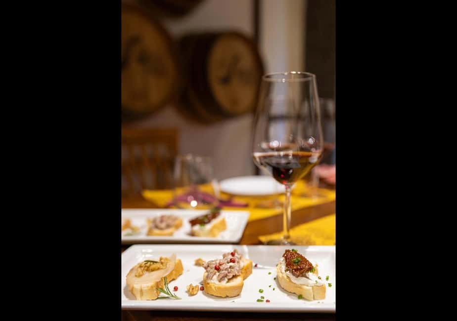 Wine Tasting Experience with Seven Types of Tuscan Wine - Pairing bites the Tuscan way: olives, bruschetta, cured meats