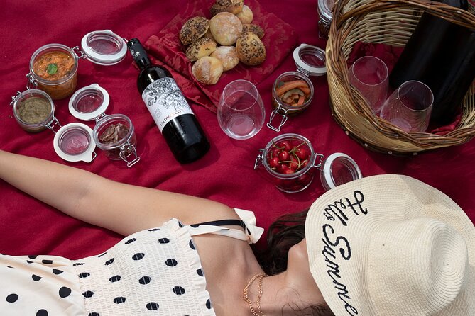 Winery Tour & picnic in the vineyard with a bottle of wine - The picnic in the vineyard: where the tasting becomes the meal